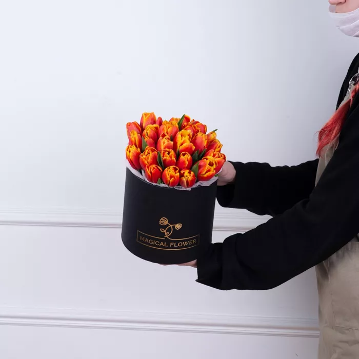 25 огненных тюльпан в черной шляпной коробке