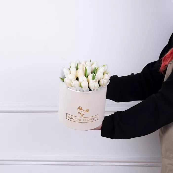 25 белых тюльпан в кремовой шляпной коробке