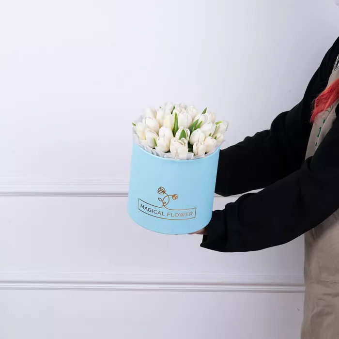 25 белых тюльпан в голубой шляпной коробке