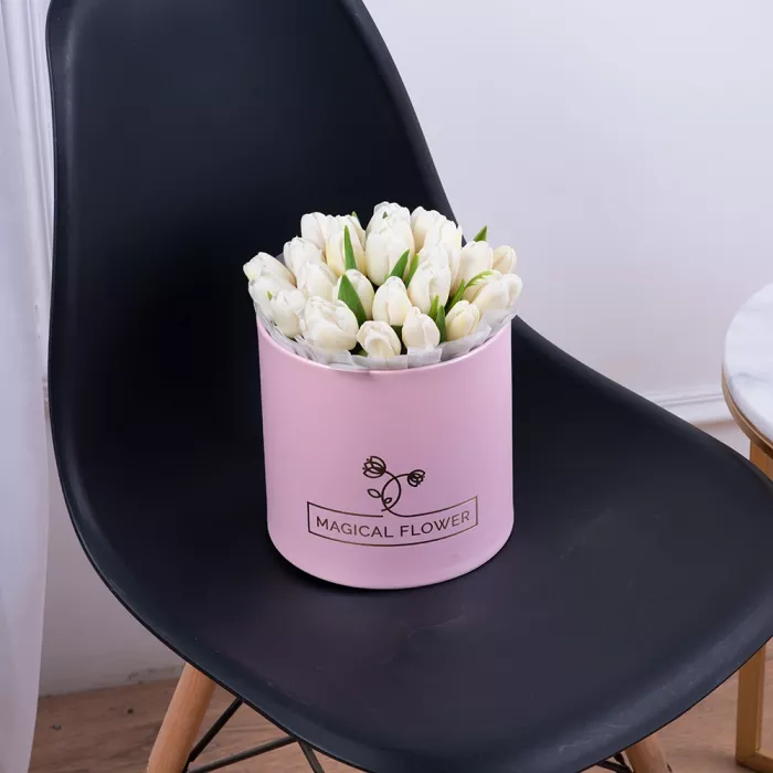 25 белых тюльпан в розовых шляпной коробке