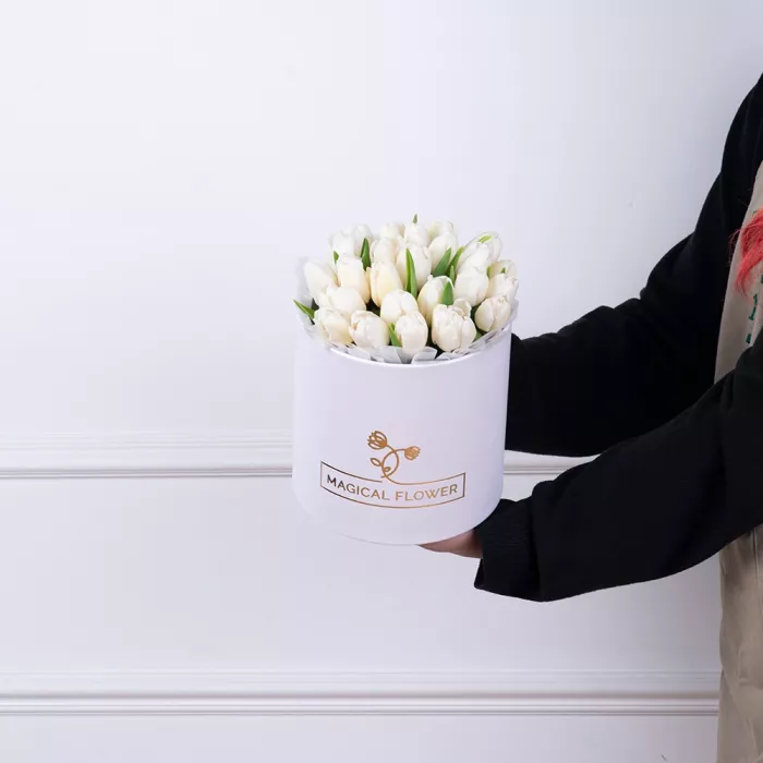 25 белых тюльпан в белой шляпной коробке