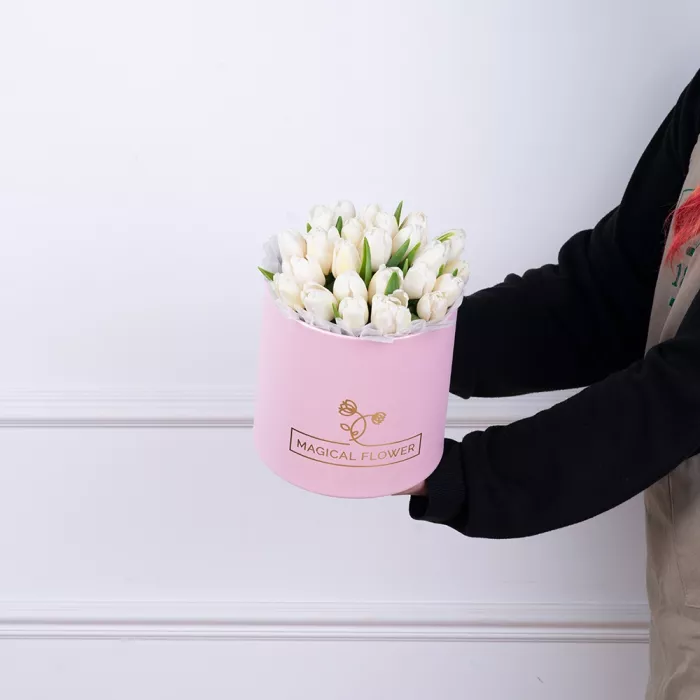25 белых тюльпан в розовых шляпной коробке