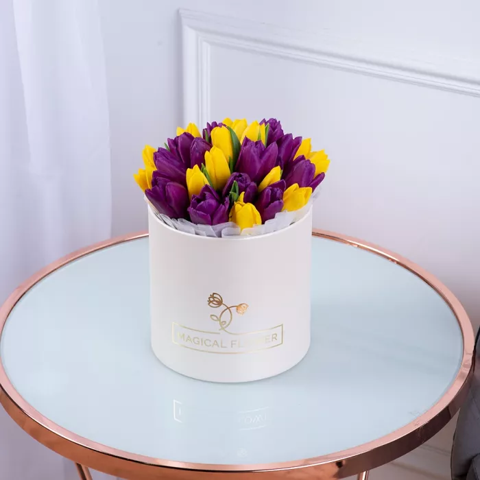 25 разноцветных тюльпан в кремовой шляпной коробке