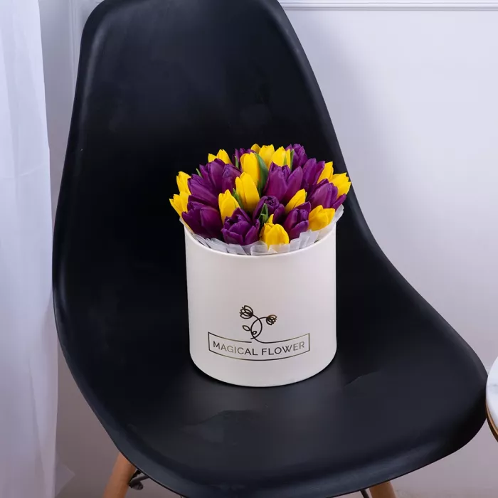 25 разноцветных тюльпан в белой шляпной коробке