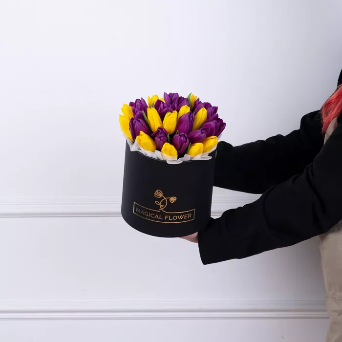 25 разноцветных тюльпан в черной шляпной коробке