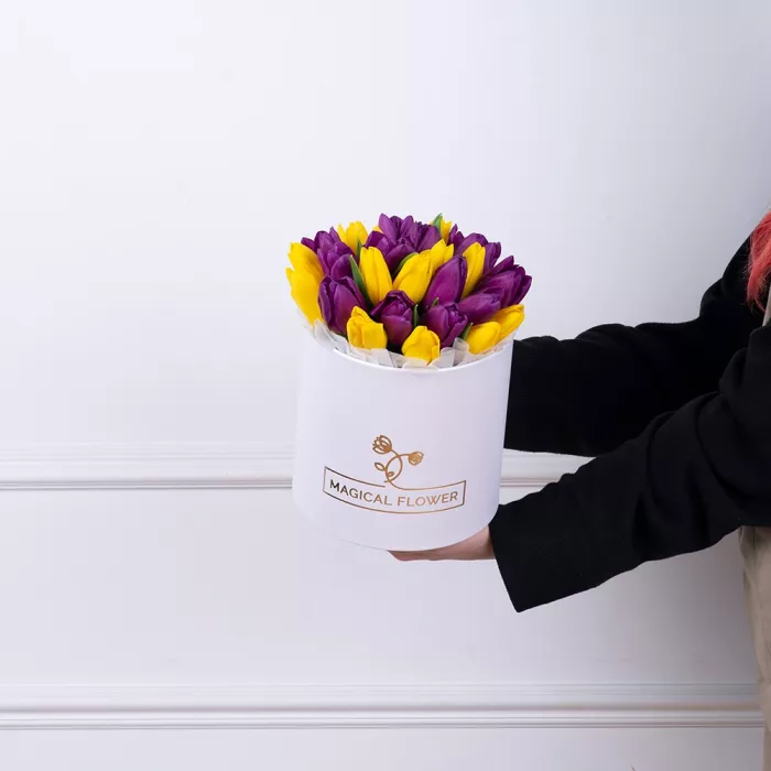 25 разноцветных тюльпан в белой шляпной коробке