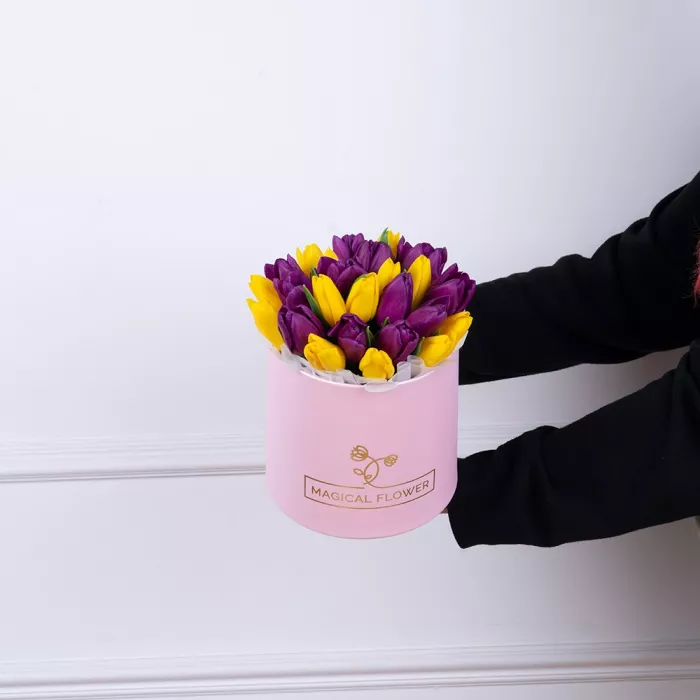 25 разноцветных тюльпан в розовой шляпной коробке