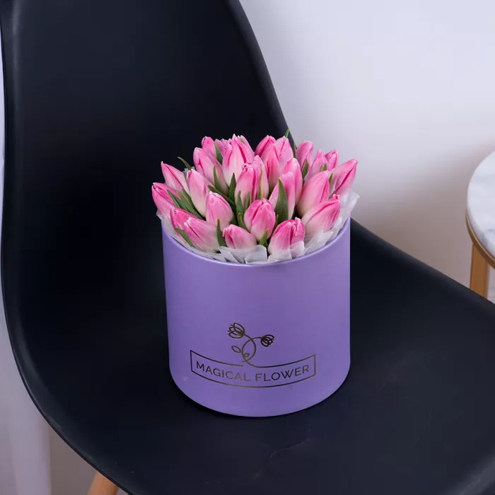 25 бело-розовых тюльпан в фиолетовой шляпной коробке