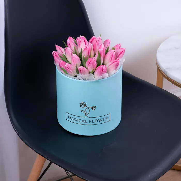 25 бело-розовых тюльпан в голубой шляпной коробке