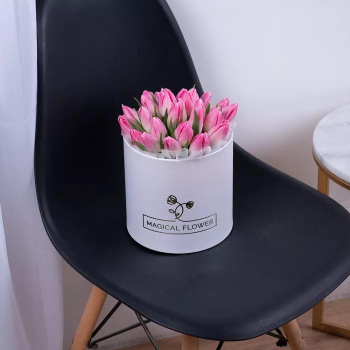 25 бело-розовых тюльпан в белой шляпной коробке