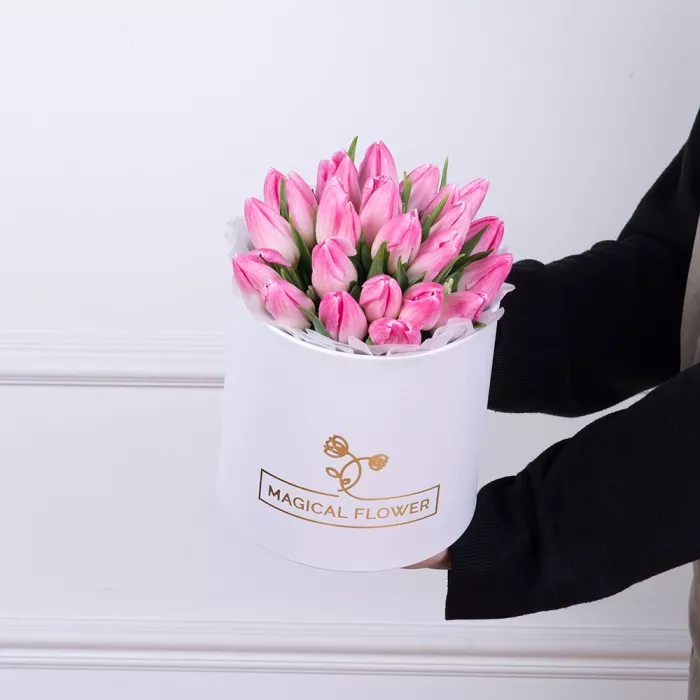 25 бело-розовых тюльпан в белой шляпной коробке