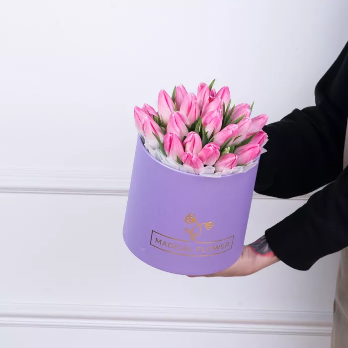 25 бело-розовых тюльпан в фиолетовой шляпной коробке