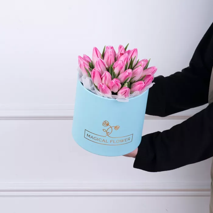 25 бело-розовых тюльпан в голубой шляпной коробке