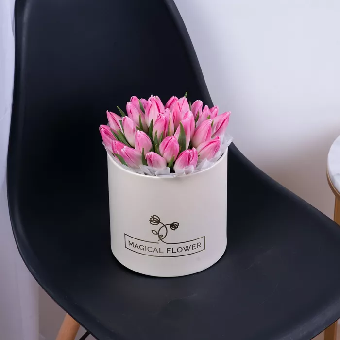 25 бело-розовых тюльпан в кремовой шляпной коробке