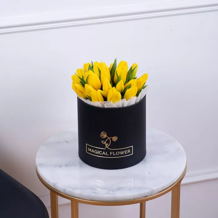25 желтых тюльпан в черной шляпной коробке