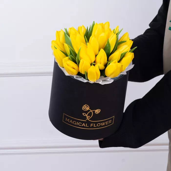 25 желтых тюльпан в черной шляпной коробке