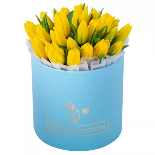 Весенний букет из 25 желтых тюльпанов голубой шляпной коробке