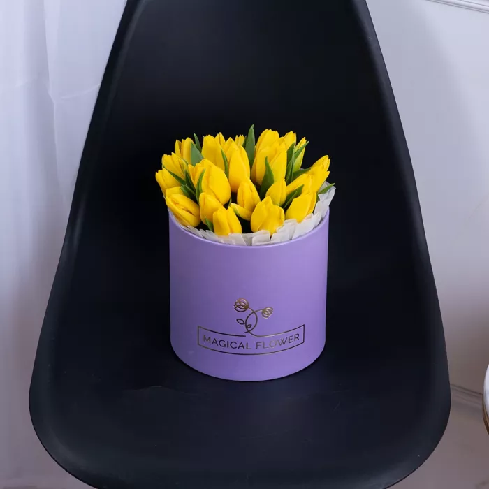 25 желтых тюльпан в фиолетовой шляпной коробке