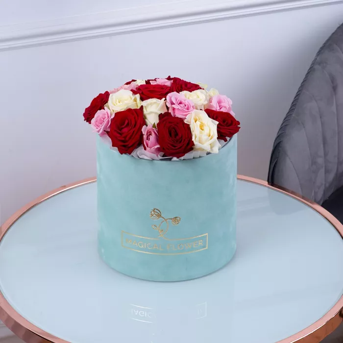 Букет из 21 разноцветной розы premium в зеленой бархатной шляпной коробке Букет из 21 разноцветной розы premium в зеленой бархатной шляпной коробке