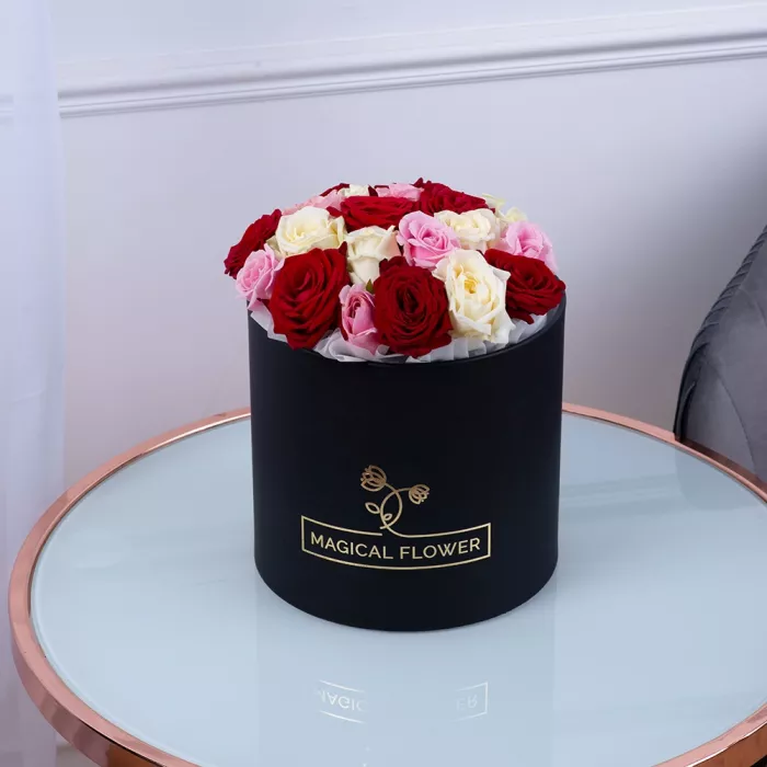 Букет из 21 разноцветной розы premium в черной шляпной коробке