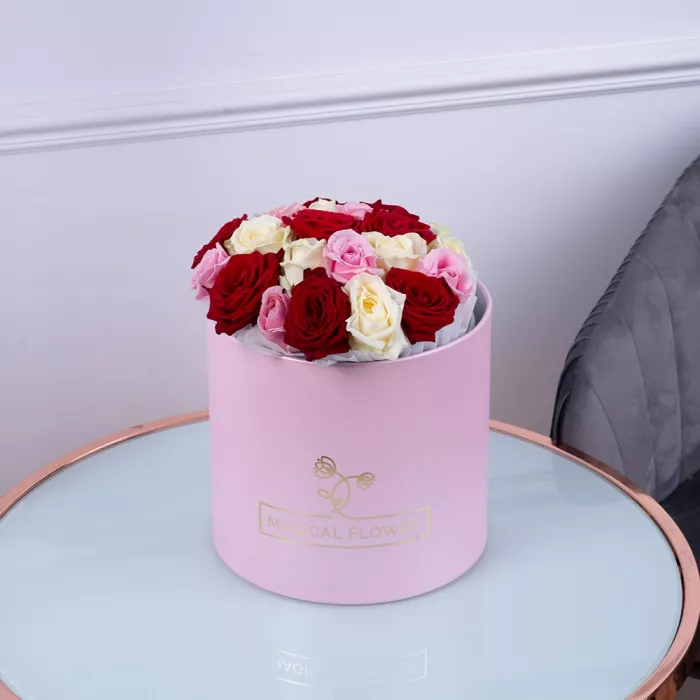 Букет из 21 разноцветной розы premium в розовой шляпной коробке