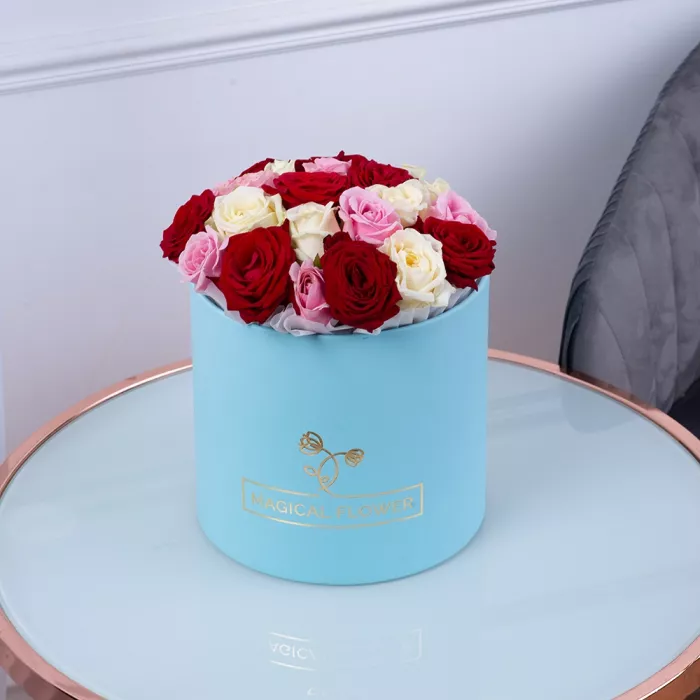 Букет из 21 разноцветной розы premium в голубой шляпной коробке