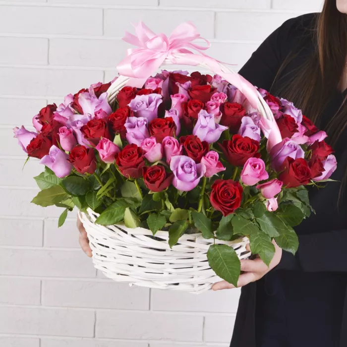 101 разноцветная роза в корзине