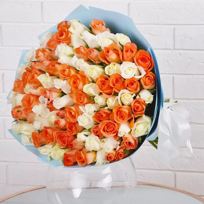 Букет из 101 белой и оранжевой розы