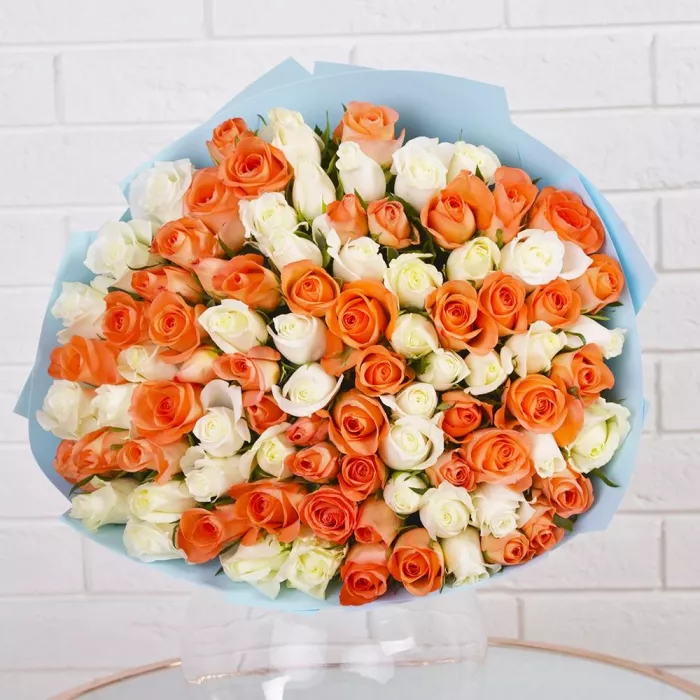 Букет из 101 белой и оранжевой розы