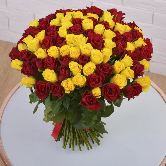 Букет из 101 красной и желтой розы