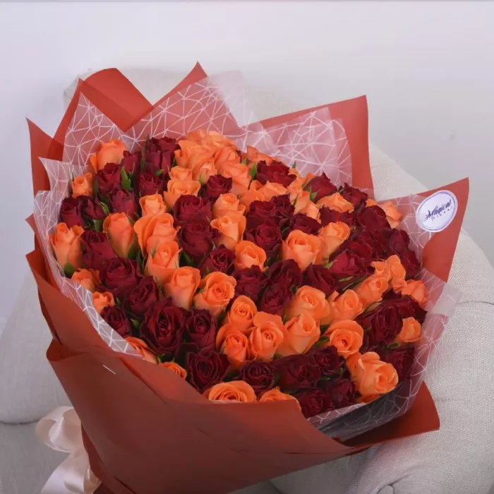 Букет из 101 красной и оранжевой розы