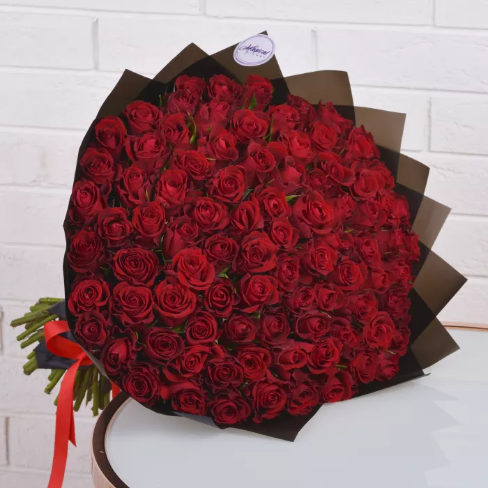 Букет из 101 красной розы в пленке