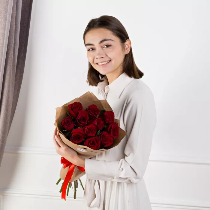 Букет из 11 красных роз 60 см в крафте