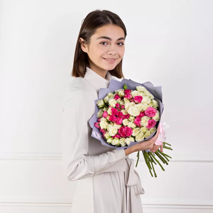 25 разноцветных кустовых роз