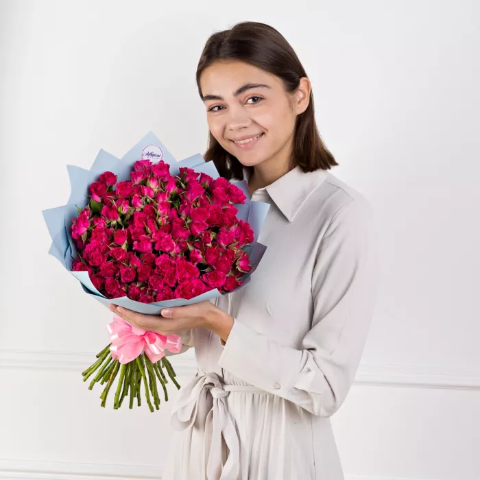 25 малиновых кустовых роз