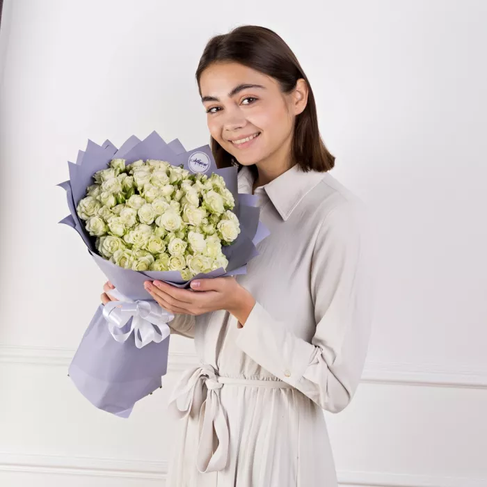 25 белых кустовых роз