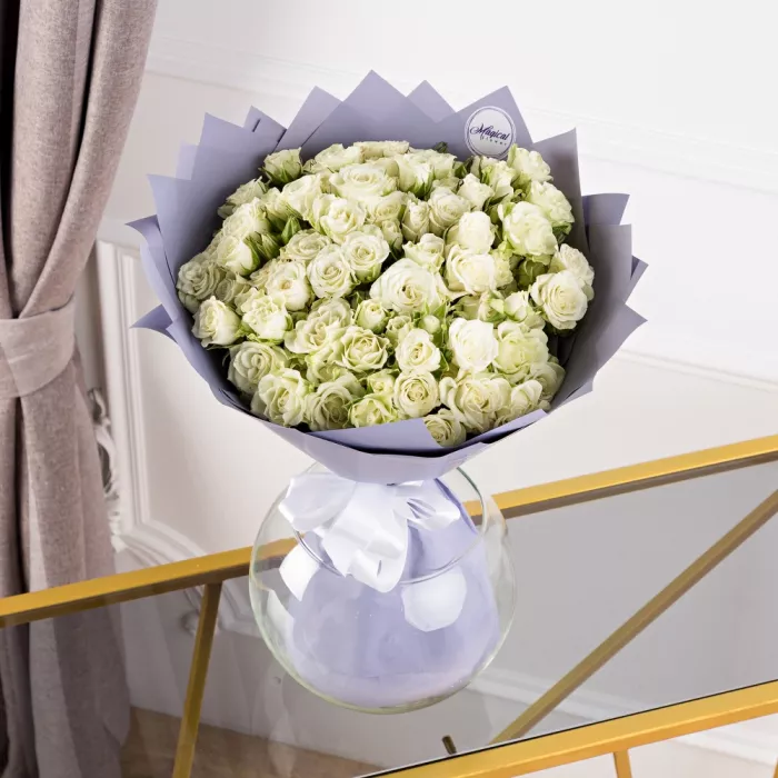 25 белых кустовых роз