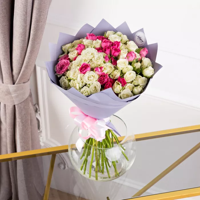 25 разноцветных кустовых роз