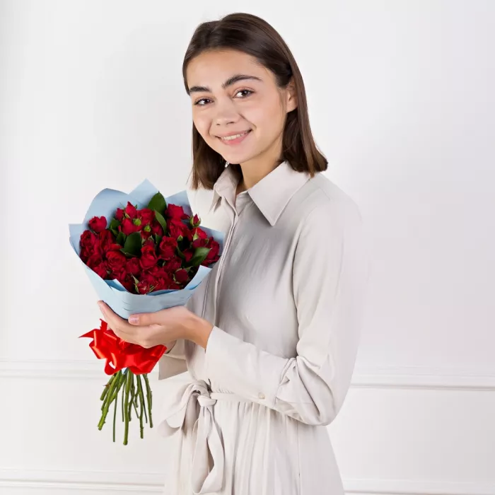 11 красных кустовых роз