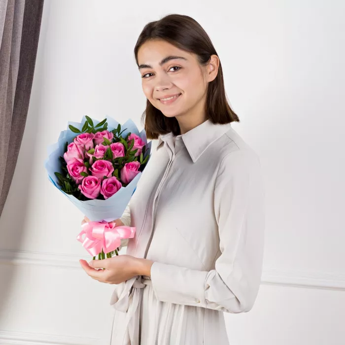 Букет из розовых роз с фисташкой