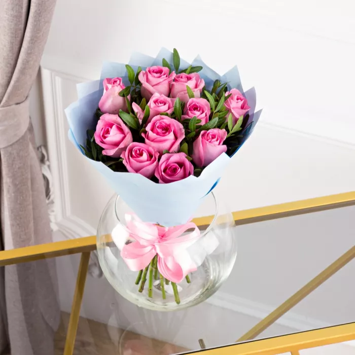 Букет из розовых роз с фисташкой