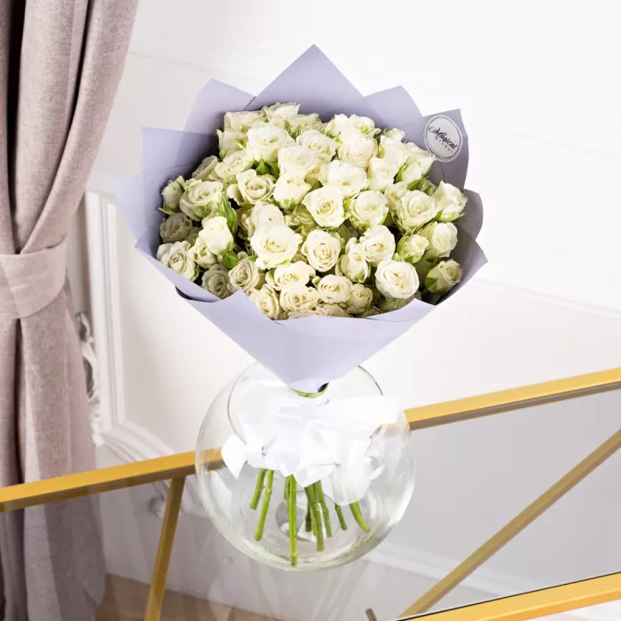 Букет из 19 белых кустовых роз Букет из 19 белых кустовых роз
