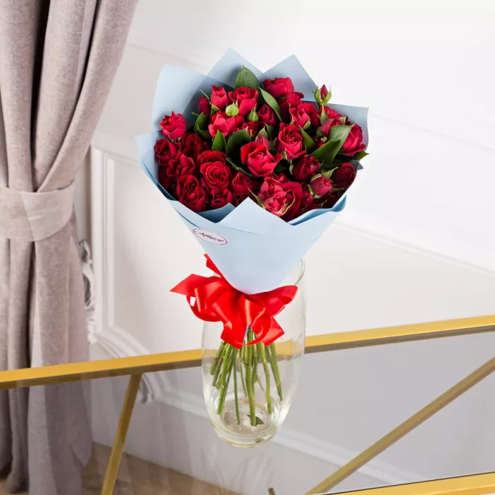 11 красных кустовых роз