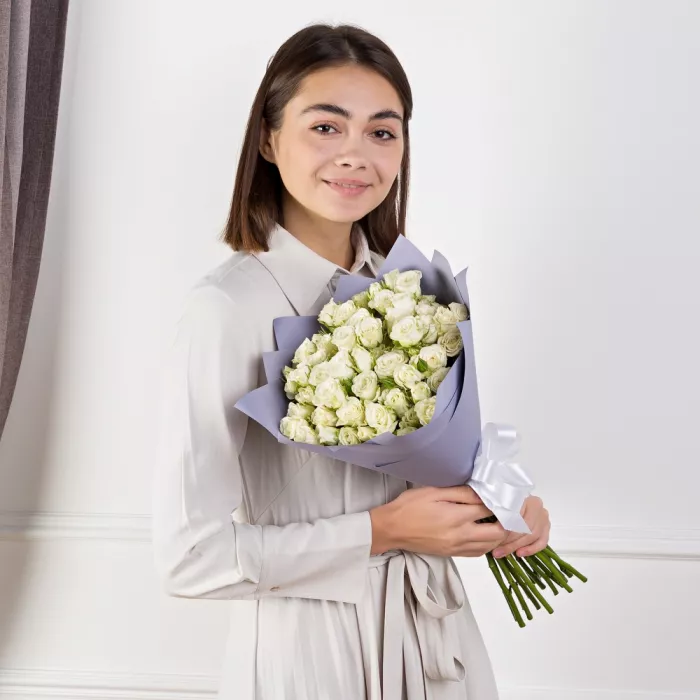 15 белых кустовых роз