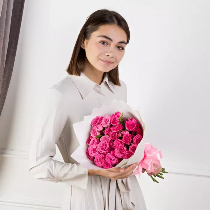 Букет из 11 розовых кустовых роз