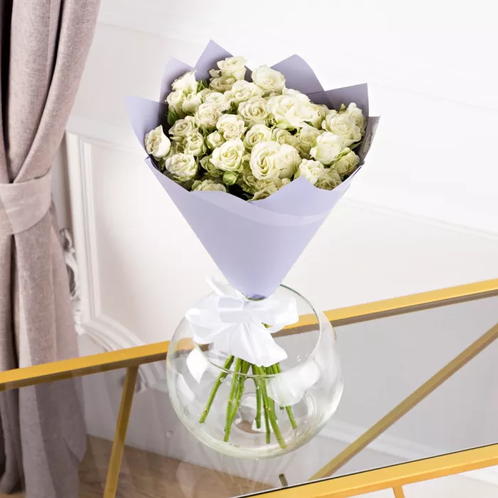 15 белых кустовых роз