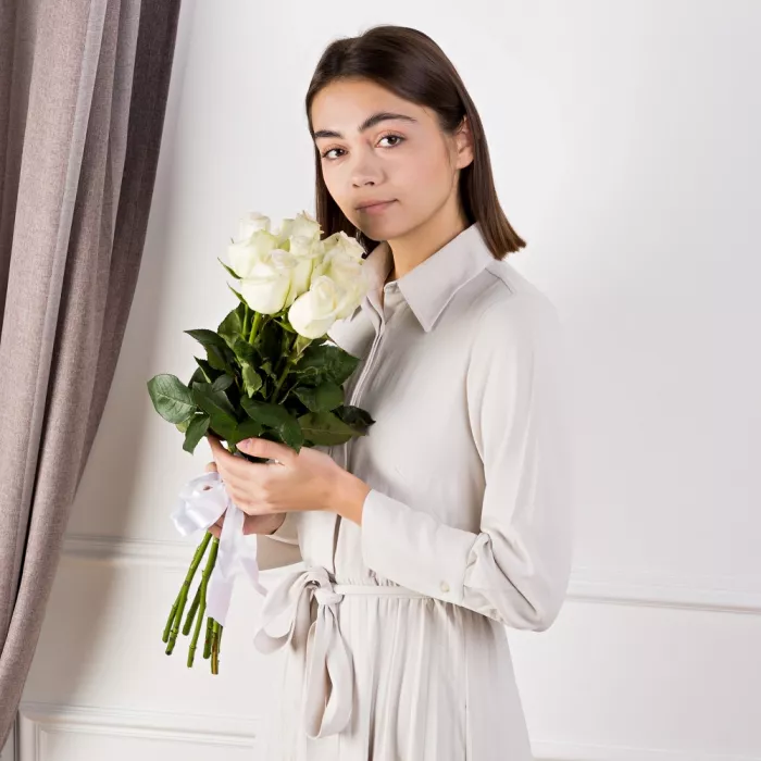 7 белых роз 60 см