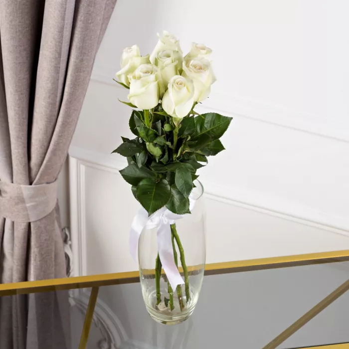 7 белых роз 60 см