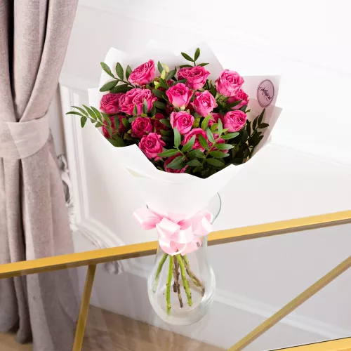 Мини-букет из 5 розовых кустовых роз с фисташкой