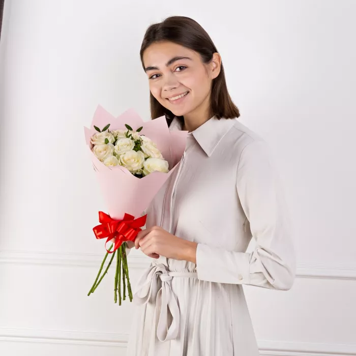 Букет из 9 белых роз 50 см